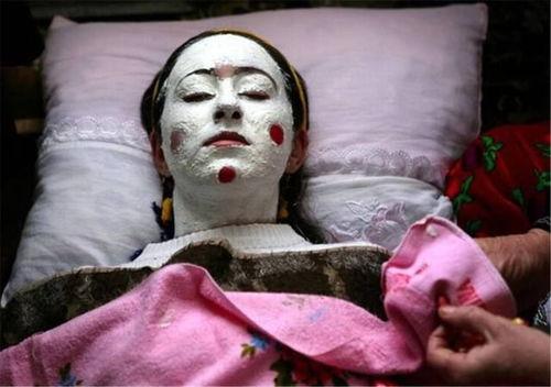 丧尸化妆成人类帅哥视频,人类帅哥背后的惊悚真相