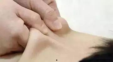 成人艾灸后背好吗图片视频,缓解疲劳，养生保健的神奇之旅